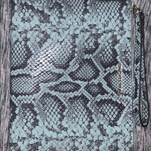 Michael Kors Handbags - Michael kors wristlet